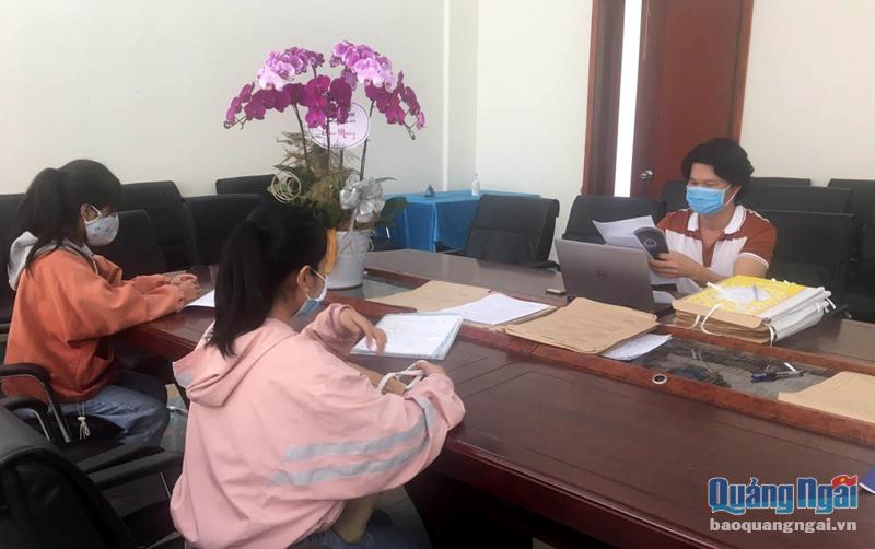 Thí sinh nộp hồ sơ nhập học tại Trường Đại học Phạm Văn Đồng. 
