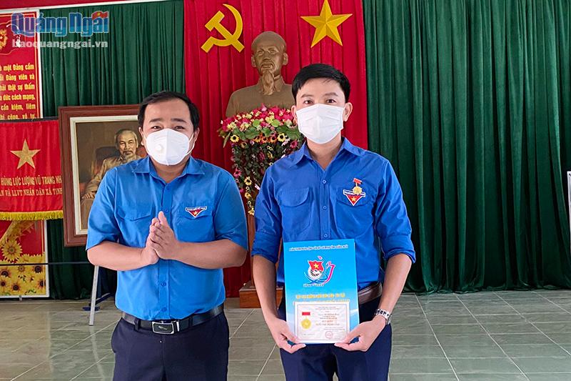 Phó Bí thư Tỉnh đoàn Lê Văn Vin trao Huy hiệu Tuổi trẻ dũng cảm cho anh Lê Khánh Hòa