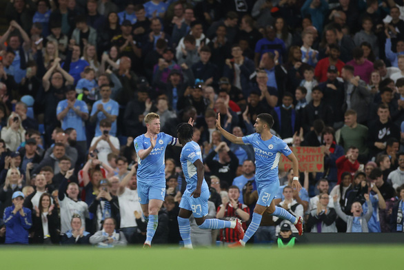 Niềm vui của các cầu thủ Man City sau khi ghi bàn vào lưới Wycombe Wanderers - Ảnh: REUTERS
