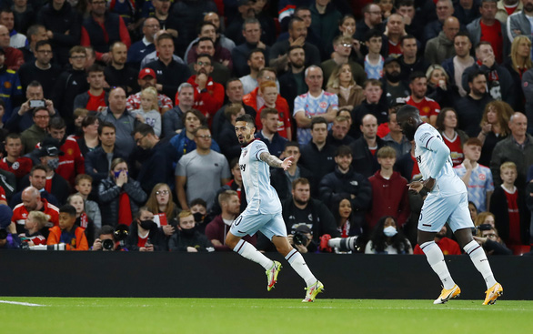 Manuel Lanzini ăn mừng bàn mở tỉ số cho West Ham - Ảnh: REUTERS