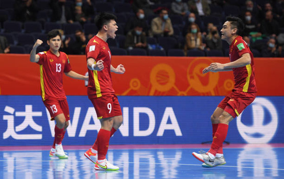 Đắc Huy ăn mừng bàn thắng vào lưới futsal Nga - Ảnh: GETTY
