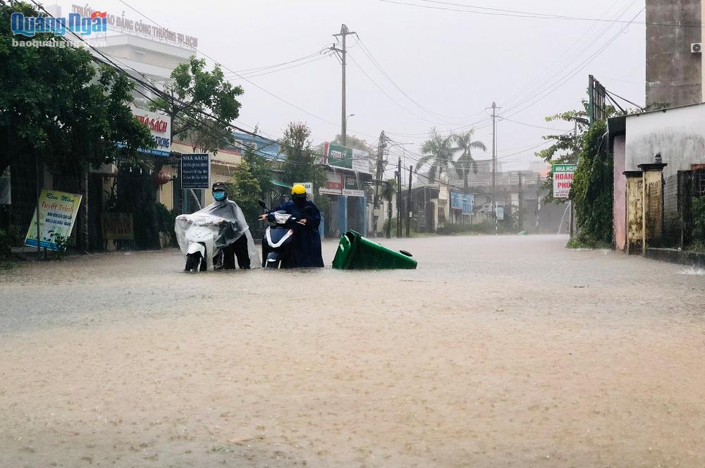 Mưa lớn, nhiều tuyến đường ở TP.Quảng Ngãi bị ngập sâu