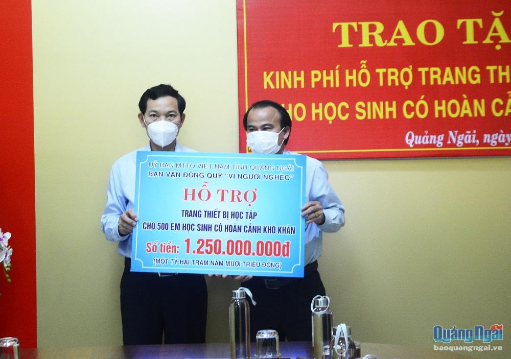 Chủ tịch Ủy ban MTTQ Việt Nam tỉnh Võ Thanh An trao tiền hỗ trợ cho Sở GD-ĐT.