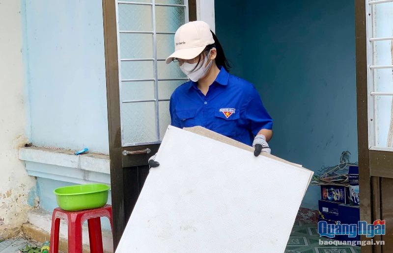 Thanh niên giúp dân sửa chữa nhà hư hỏng do bão số 6