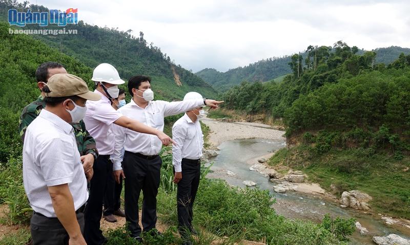 Phó Chủ tịch UBND tỉnh Trần Phước Hiền các thành viên trong đoàn công tác kiểm tra điểm sạt lở tại Khu tái định cư Đồi Gu