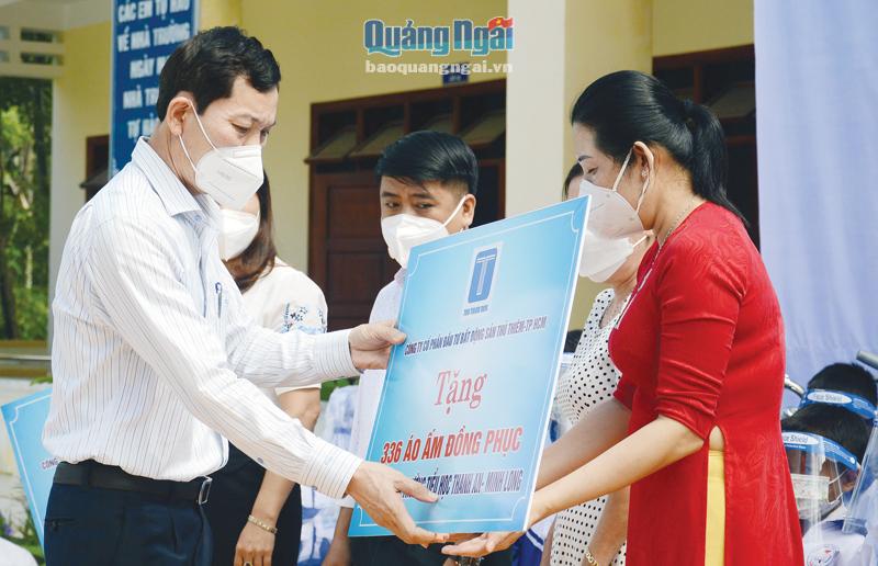 Trưởng ban Dân vận Tỉnh ủy, Chủ tịch Ủy ban MTTQ Việt Nam tỉnh Võ Thanh An trao bảng tượng trưng phần quà hỗ trợ cho đại diện các trường ở huyện Minh Long. 	            Ảnh: N.Viên