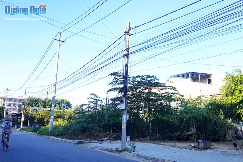 Dù nằm trong danh mục tuyến đường được chỉnh trang cáp năm 2020, nhưng cáp viễn thông treo trên cột điện tại đường Trần Quang Khải (TP.Quảng Ngãi) vẫn ngổn ngang, chưa có vòng bó cáp.