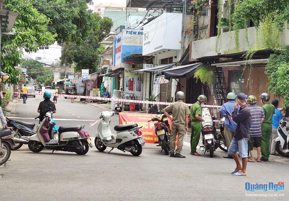 Khu dân cư trên đường Lê Ngung thuộc tổ 2, phường Trần Hưng Đạo (TP.Quảng Ngãi) đã được phong tỏa để phòng, chống dịch Covid-19
