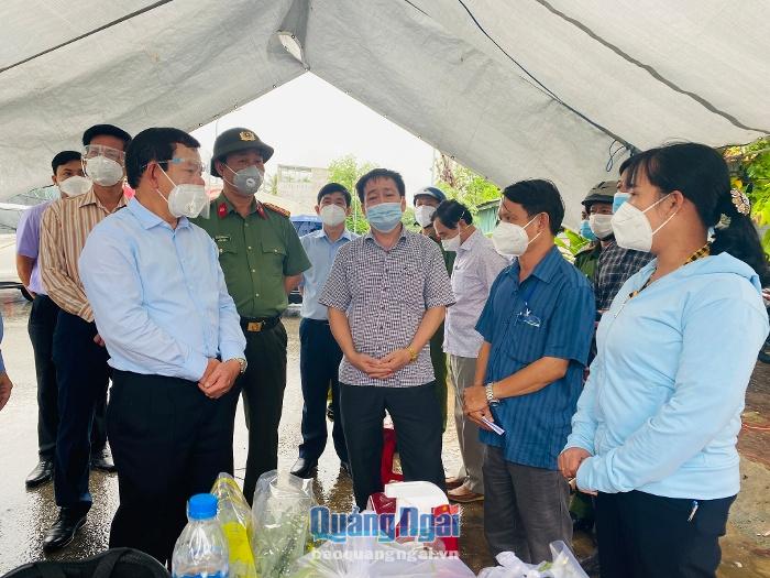 Chủ tịch UBND tỉnh Đặng Văn Minh kiểm tra công tác phòng, chống dịch ở các chốt chặn trong KCN.