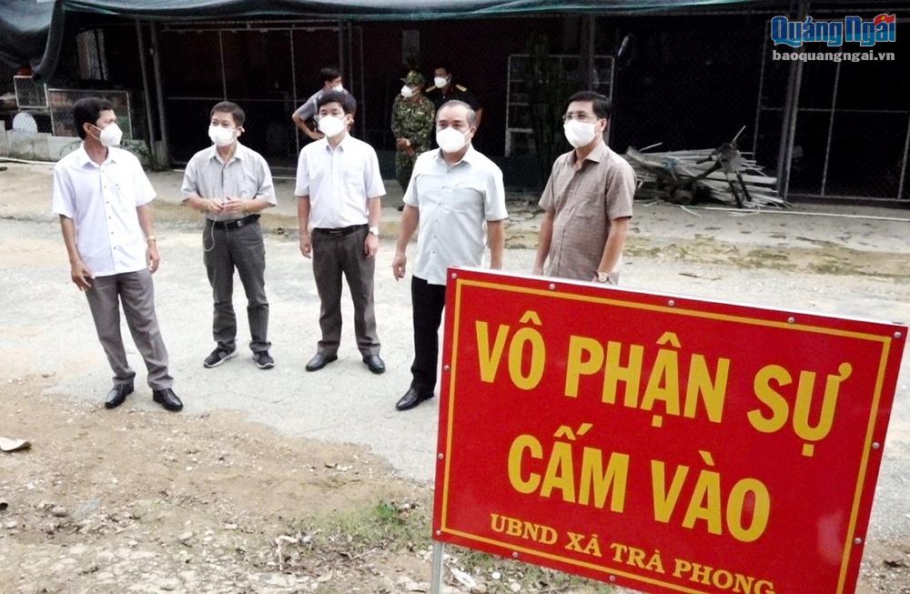 Kiểm tra khu cách ly tập trung và khu vực phong tỏa tại huyện Trà Bồng