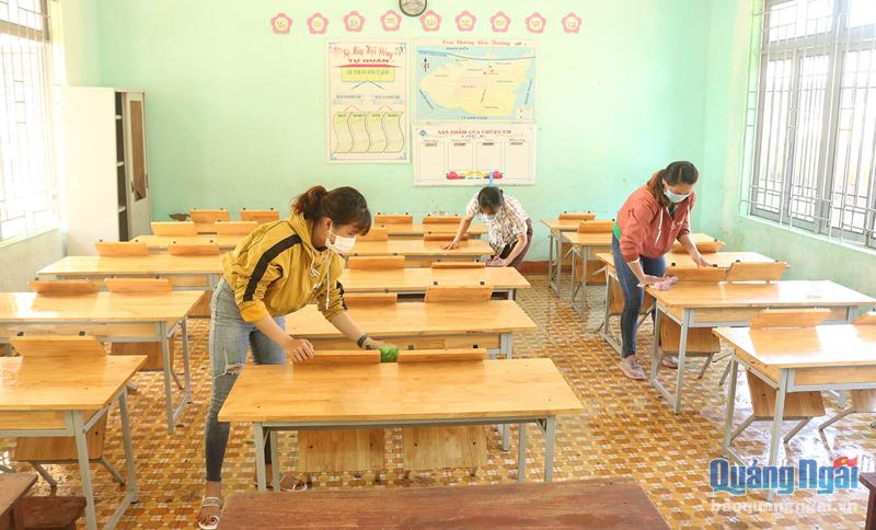 Giáo viên và phụ huynh Trường Tiểu học Hành Thuận (Nghĩa Hành) dọn vệ sinh lớp học để đón học sinh đến trường. 