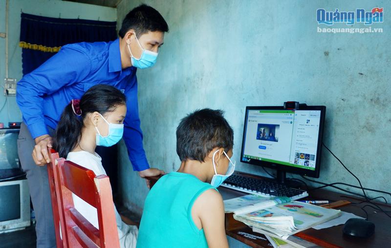 Đoàn xã Bình Trung (Bình Sơn) tặng máy tính bàn cho em Nguyễn Thị Kiều Oanh và em trai để học trực tuyến. 