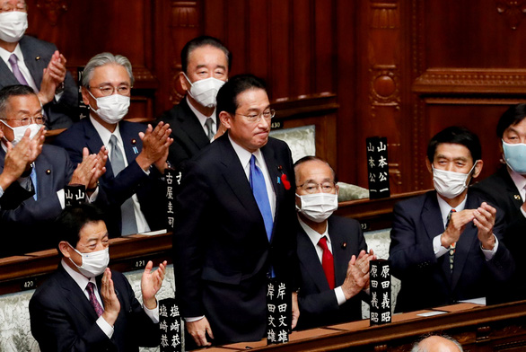 Các nghị sĩ Nhật Bản vỗ tay chúc mừng ông Kishida Fumio trở thành thủ tướng thứ 100 của Nhật Bản sau phiên bỏ phiếu tại Hạ viện ngày 4-10 - Ảnh: REUTERS