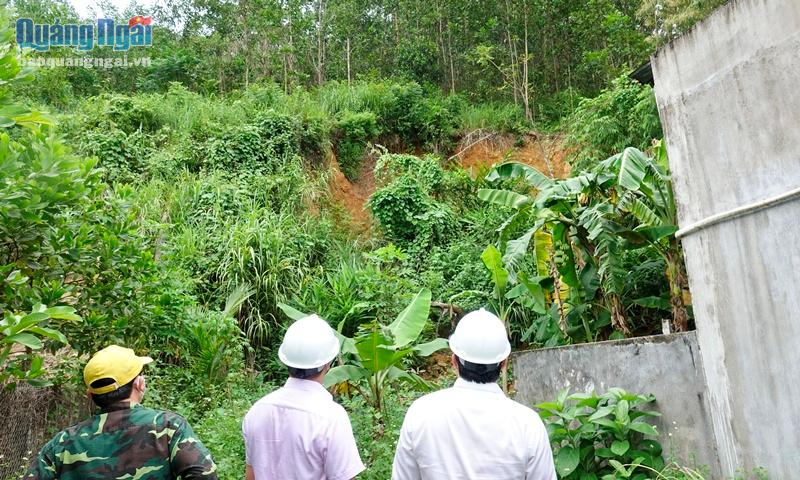 Núi Làng Bồ xuất hiện hiện tượng sạt lở khiến người dân sống dưới chân núi bất an