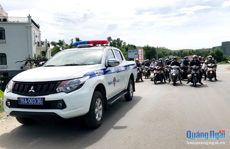 Lực lượng Cảnh sát giao thông (Công an tỉnh) dẫn đường, hỗ trợ người dân các tỉnh, thành phố phía bắc di chuyển khi qua địa bàn Quảng Ngãi. 