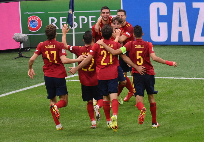 Ý sụp đổ trên sân nhà, Tây Ban Nha tranh chung kết Nations League