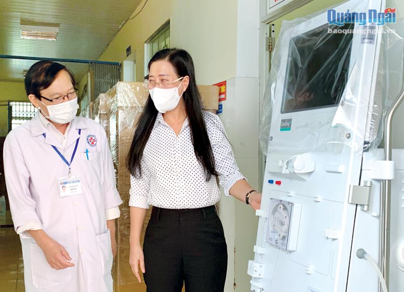 Ủy viên Trung ương Đảng, Bí thư Tỉnh ủy, Chủ tịch HĐND tỉnh Bùi Thị Quỳnh Vân trao máy chạy thận cho Bệnh viện Đa khoa tỉnh do doanh nghiệp hỗ trợ. 