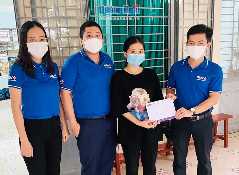 Trao tiền hỗ trợ em Nguyễn Thục Phi