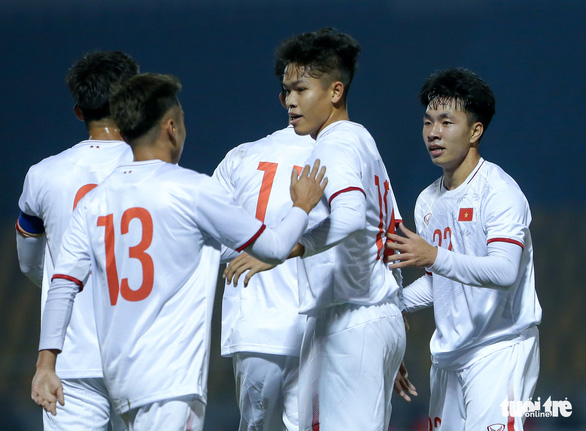 Tiền vệ Huỳnh Công Đến (phải) không có tên trong danh sách 21 cầu thủ U22 Việt Nam sang UAE tập huấn - Ảnh: HỮU TẤN