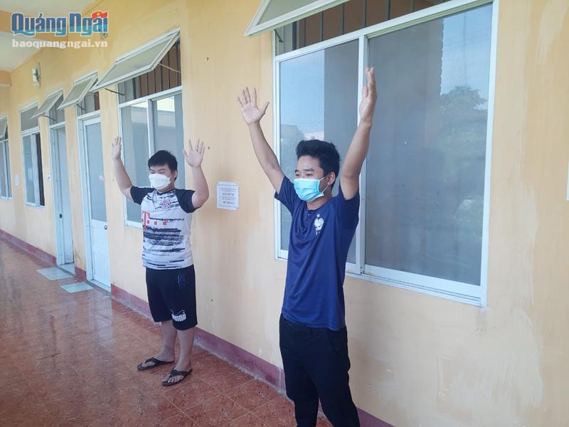 Anh Nguyễn Văn Sơn (bên phải) cùng một bệnh nhân mắc Covid-19 khác tập thể dục để tăng sức đề kháng khi còn điều trị ở Bệnh viện Điều trị bệnh nhân Covid-19 tỉnh (cơ sở 3).                   Ảnh: Lê Đức