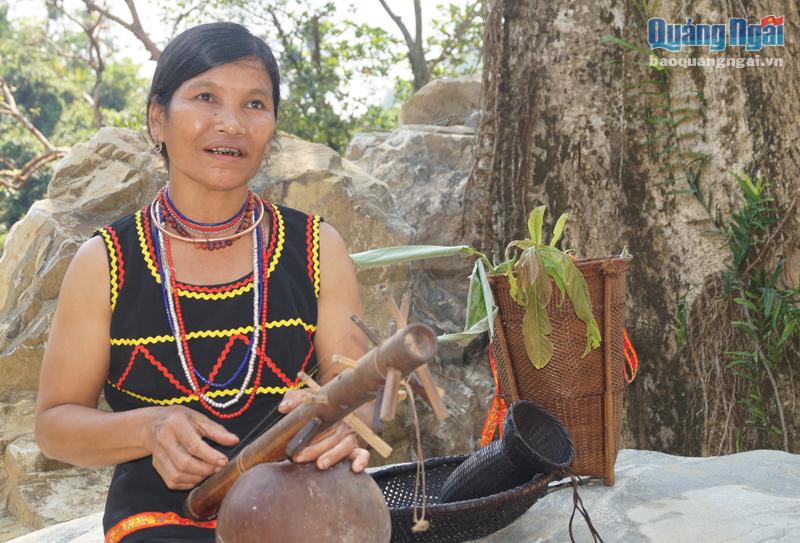 Chị Đinh Thị Đê, ở xã Thanh An (Minh Long) chơi đàn Brood.    ẢNH:  Đình Quang