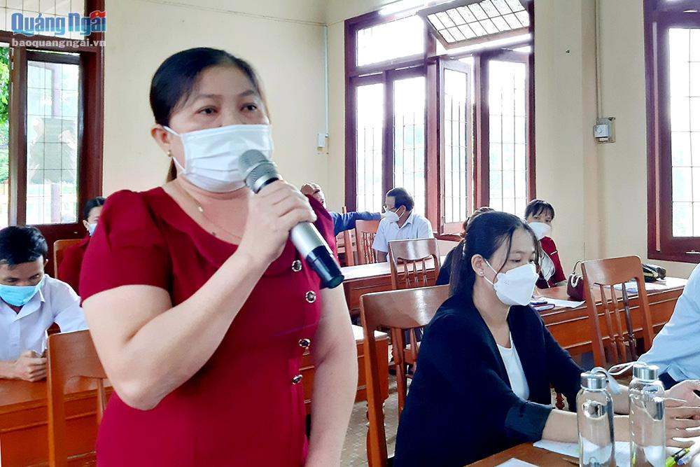 Cử tri xã Hành Thuận (Nghĩa Hành) nêu ý kiến tại buổi tiếp xúc cử tri của đại biểu HĐND tỉnh