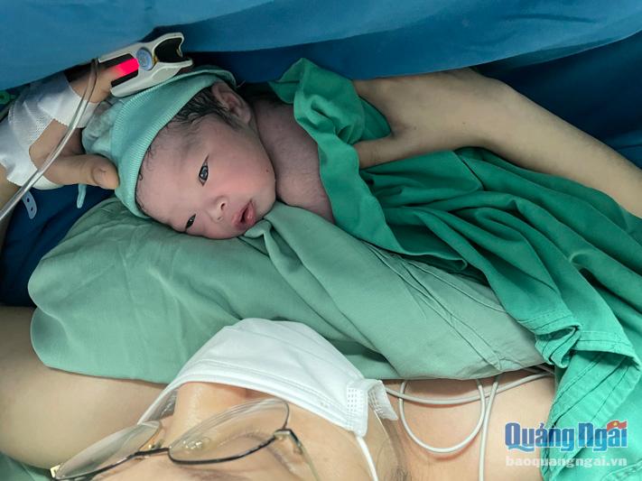 Mổ cấp cứu thành công một thai phụ chuyển dạ trên đường về quê