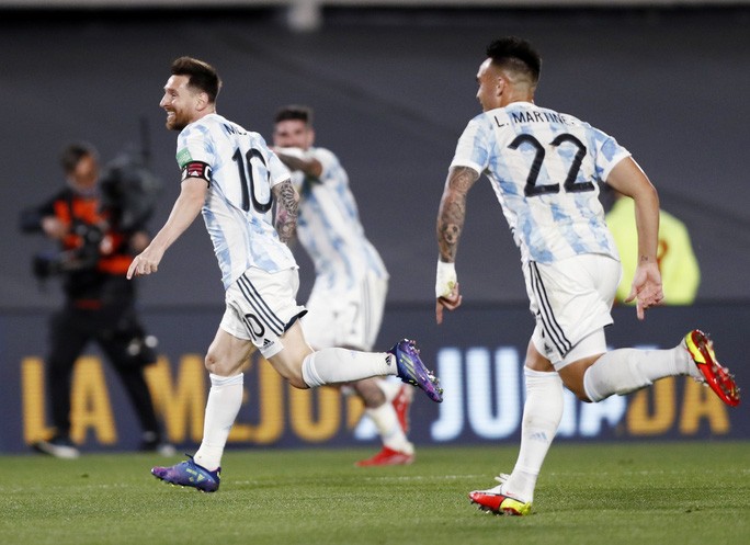 Khoảnh khắc hạnh phúc của Messi sau khi lập kỷ lục ghi bàn.