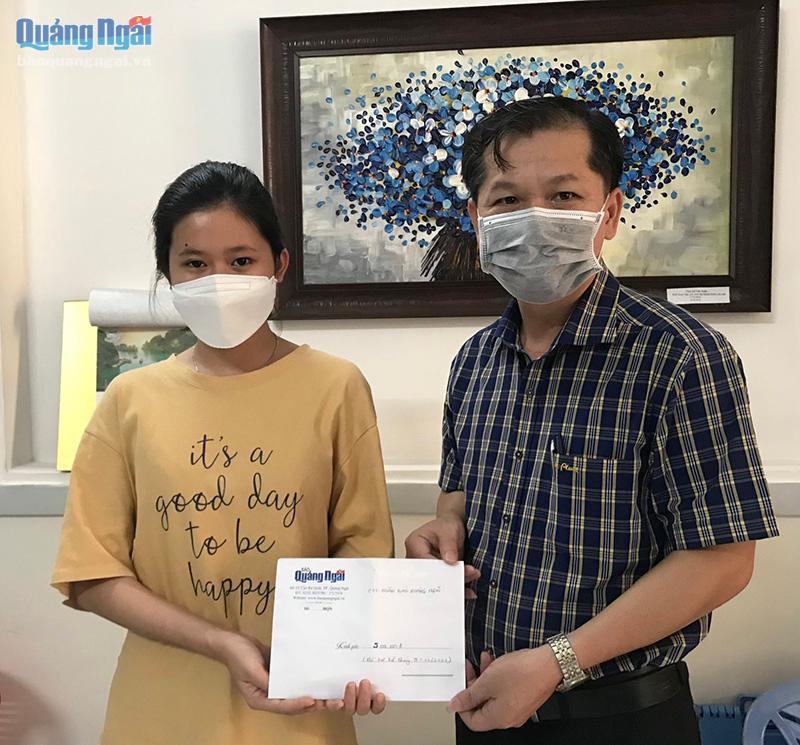 Ông Nguyễn Phú Đức – Phó Tổng Biên tập phụ trách Báo Quảng Ngãi đã trao tiền hỗ trợ cho em Trần Thị Ngọc Hân