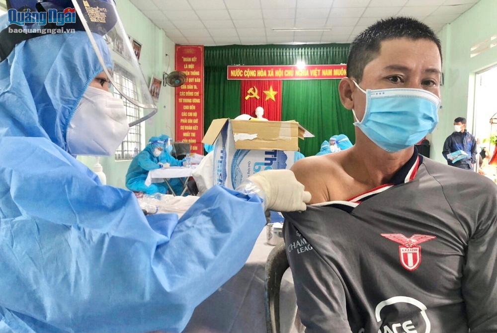 Tiêm vắc xin ngừa Covid-19 cho người dân xã Nghĩa An, TP.Quảng Ngãi