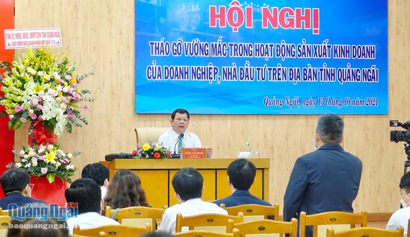 Chủ tịch UBND tỉnh Đặng Văn Minh trao đổi với các doanh nghiệp