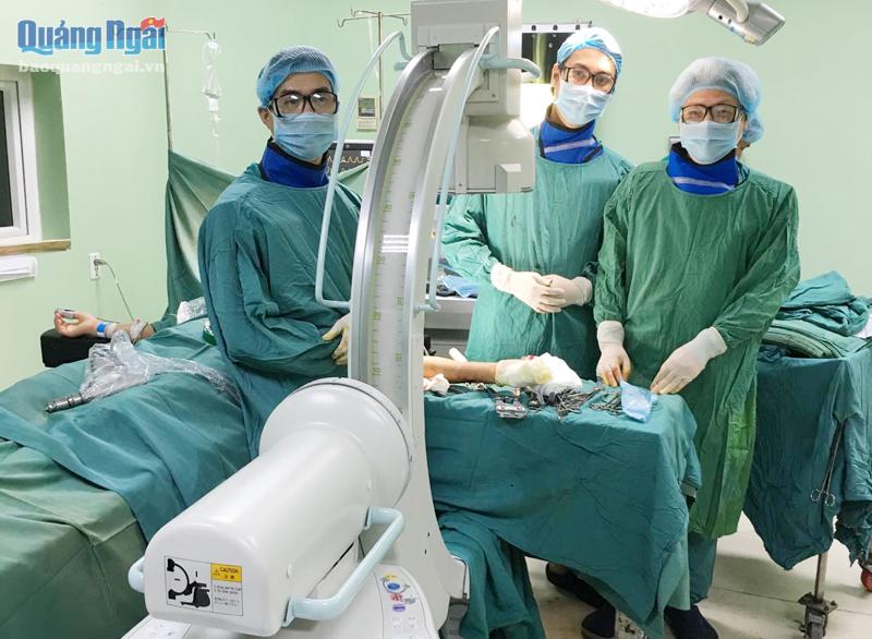 Các bác sĩ tại Bệnh viện Đa khoa tỉnh thực hiện phẫu thuật điều trị gãy kín xương cẳng tay cho bệnh nhân bằng phương pháp xuyên đinh kín trên màn hình tăng sáng của máy C-Arm.