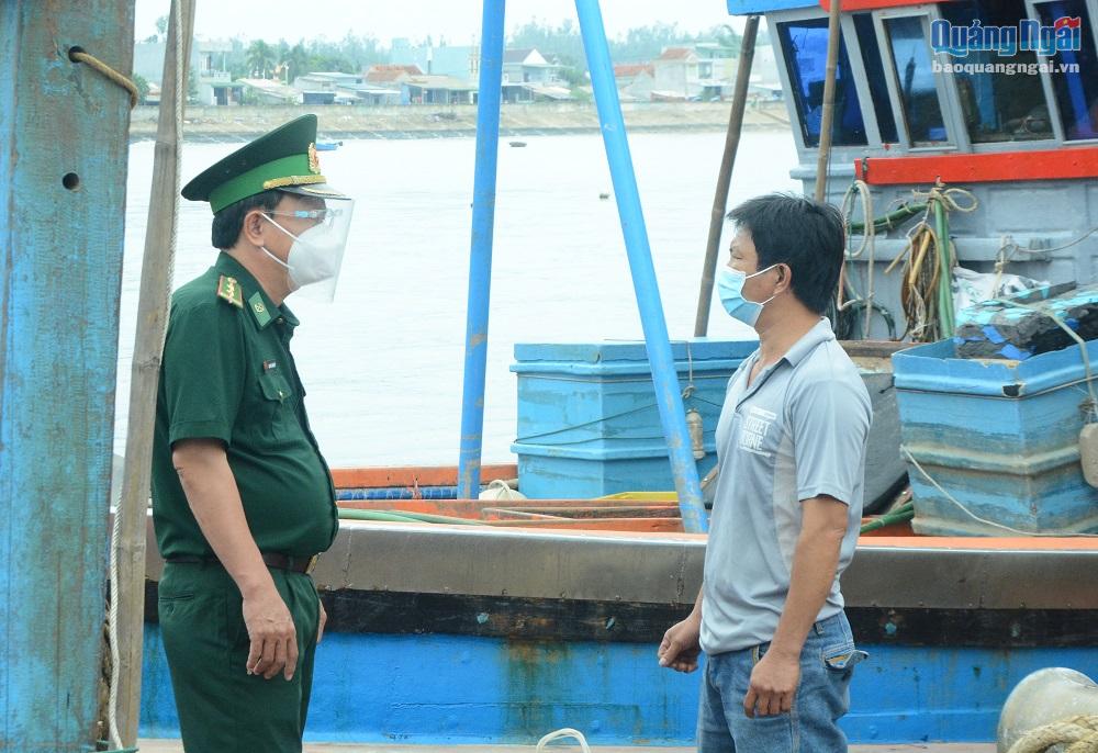 Siết chặt công tác phòng, chống dịch tại các cảng cá để đảm bảo an toàn.