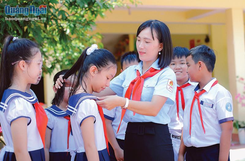 Cô giáo Lê Thị Dương Vũ - Trường Tiểu học số 1 Trương Quang Trọng (TP.Quảng Ngãi), luôn đồng hành với học sinh trong các hoạt động. 