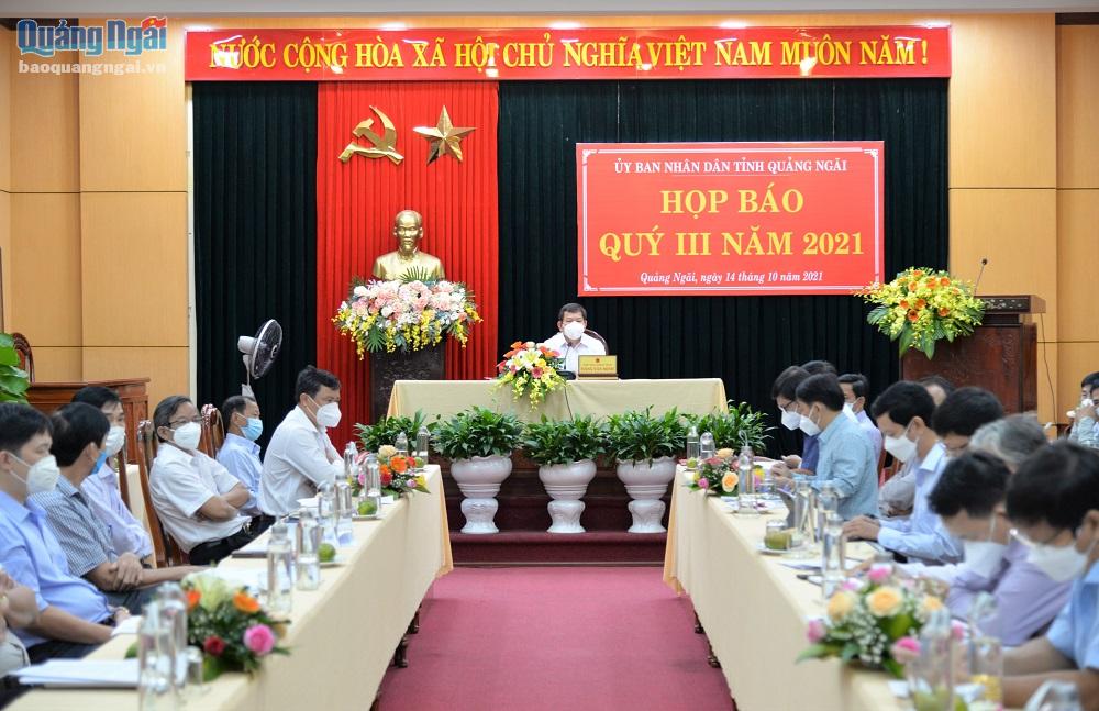 Chủ tịch UBND tỉnh Đặng Văn Minh chủ trì buổi họp báo Quý III-2021