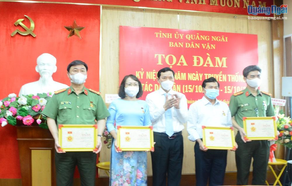 Trưởng Ban Dân vận Tỉnh ủy, Chủ tịch Ủy ban MTTQ Việt Nam tỉnh Võ Thanh An trao Kỷ
