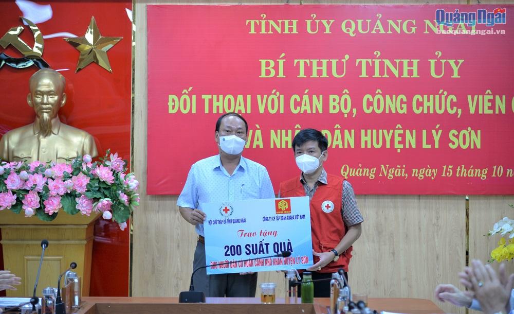 Đại diện Hội Chữ thập đỏ tỉnh trao bảng tượng trưng tặng 200 suất quà cho nhân dân có hoàn cảnh khó khăn ở Lý Sơn