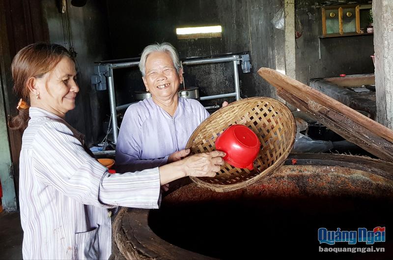 Góa phụ Lê Thị Chợ mãn nguyện với cuộc sống hiện tại bên người con là chủ cơ sở sản xuất tương ớt giỏi giang và hiếu thảo.  Ảnh: Ý THU
