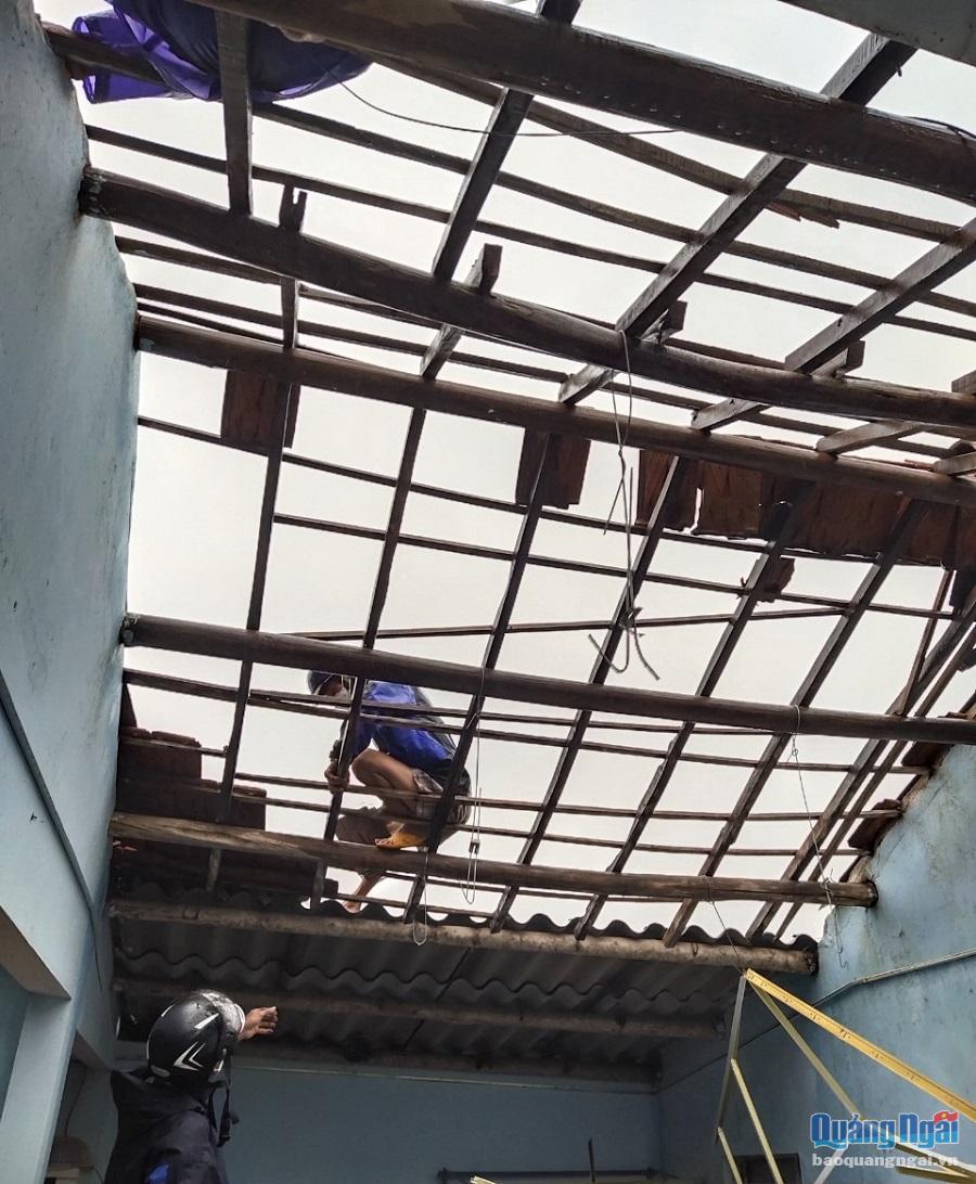 Lốc xoáy khiến 45 ngôi nhà ở Bình Sơn bị tốc mái, hư hỏng nặng