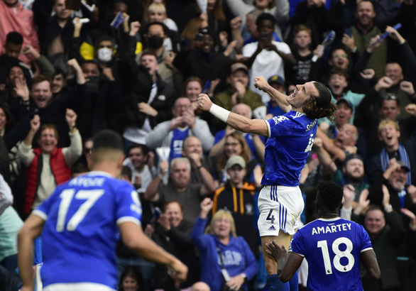 Niềm vui của các cầu thủ Leicester sau khi Soyuncu nâng tỉ số lên 2-1 - Ảnh: REUTERS