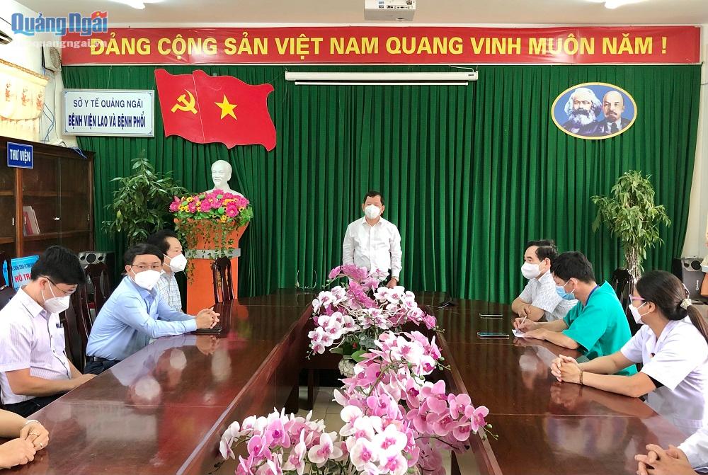 Quang cảnh buổi làm việc của Chủ tịch UBND tỉnh Đặng Văn Minh với Bệnh viện Điều trị bệnh nhân Covid-19 tỉnh (cơ sở 2)