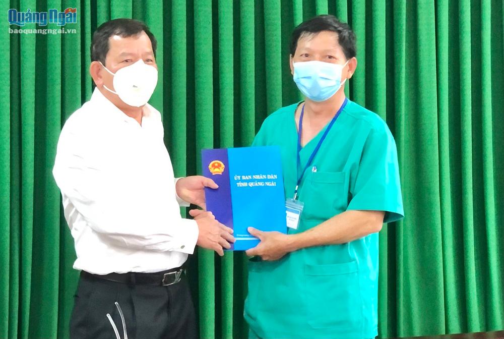 Chủ tịch UBND tỉnh Đặng Văn Minh trao quà động viên tinh thần cán bộ, nhân viên Bệnh viện Điều trị bệnh nhân Covid-19 tỉnh (cơ sở 2)