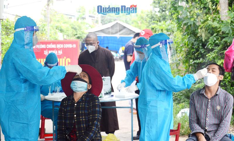 Lực lượng  y tế test nhanh Covid-19 miễn phí cho người dân xã Nghĩa Hà (TP.Quảng Ngãi).    Ảnh: N.Viên