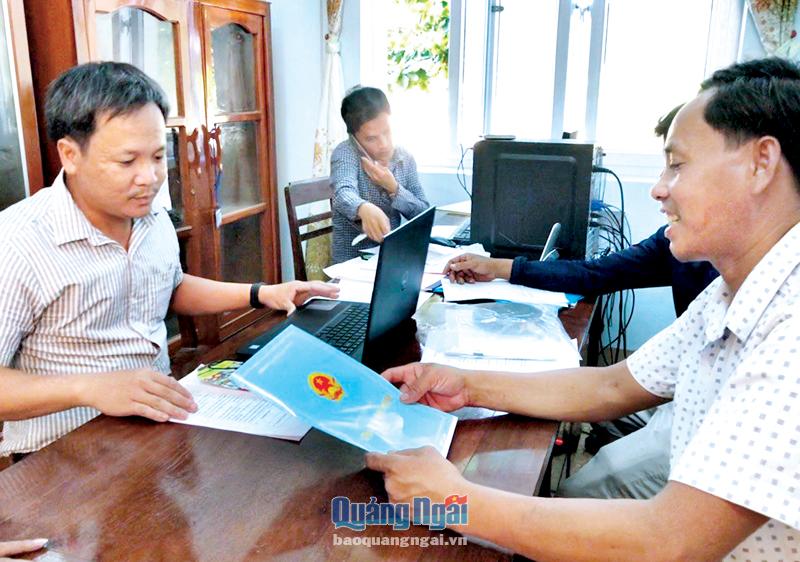 Cán bộ, công chức bộ phận một cửa UBND huyện Lý Sơn giải quyết thủ tục hành chính cho người dân.  Ảnh: T.T