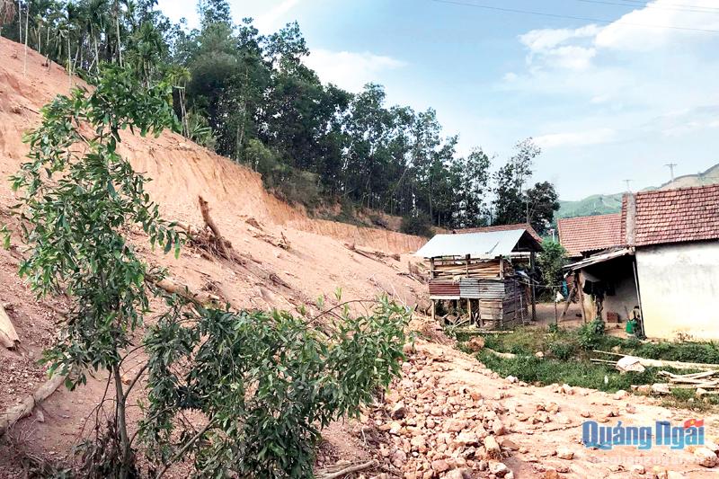 Núi Van Cà Vãi, thị trấn Di Lăng (Sơn Hà) bị sạt lở uy hiếp khu dân cư Làng Dầu.