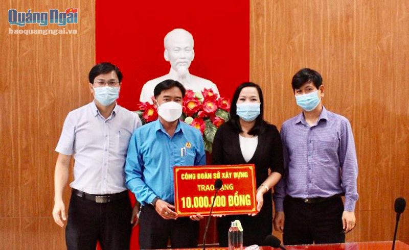  Chủ tịch Công đoàn Viên chức tỉnh Võ Hùng Cường tiếp nhận 10 triệu đồng do Công đoàn Sở Xây dựng trao tặng.