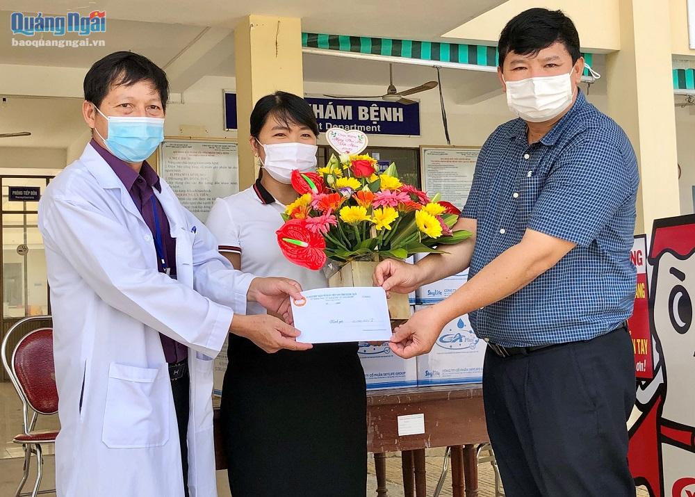 Tặng hoa và quà tại Bệnh viện Điều trị Bệnh nhân Covid-19 tỉnh (cơ sở 2)