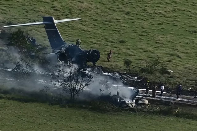 Máy bay bốc cháy trên cánh đồng gần sân bay Houston ở Brookshire. (Ảnh: FOX 26 Houston)