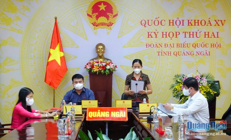 Phó trưởng đoàn chuyên trách Đoàn ĐBQH tỉnh Huỳnh Thị Ánh Sương tham gia thảo luận