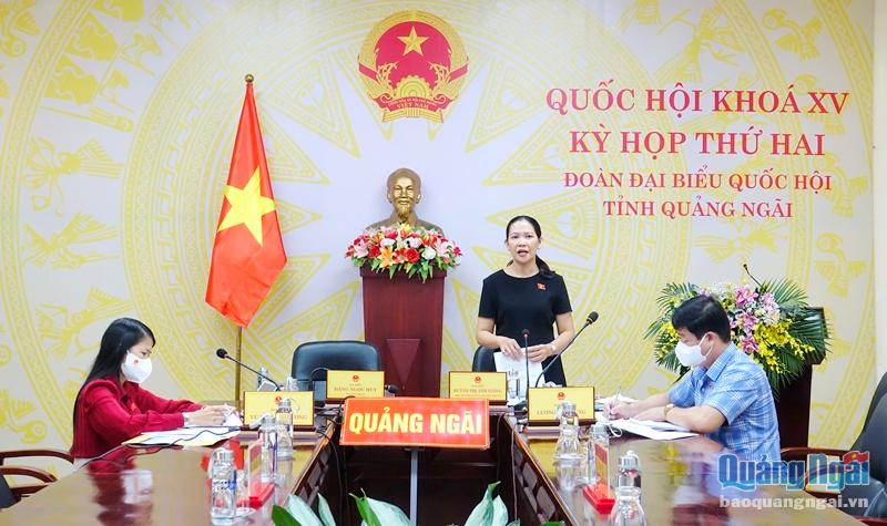 Phó TRưởng đoàn chuyên trách Đoàn ĐBQH tỉnh Huỳnh Thị Ánh Sương tham gia thảo luận